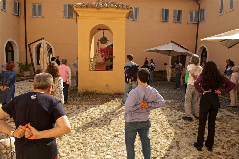 Esercizi di ricarica nel chiostro