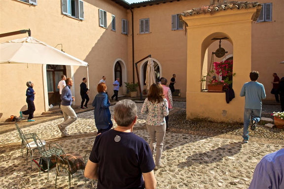 Esercizi di ricarica nel chiostro 1